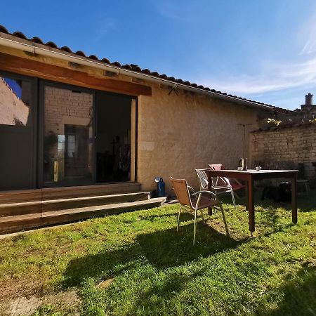 La Maison De Thomas Saint-Amant-de-Boixe Exterior foto