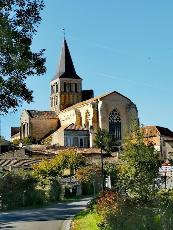 La Maison De Thomas Saint-Amant-de-Boixe Exterior foto