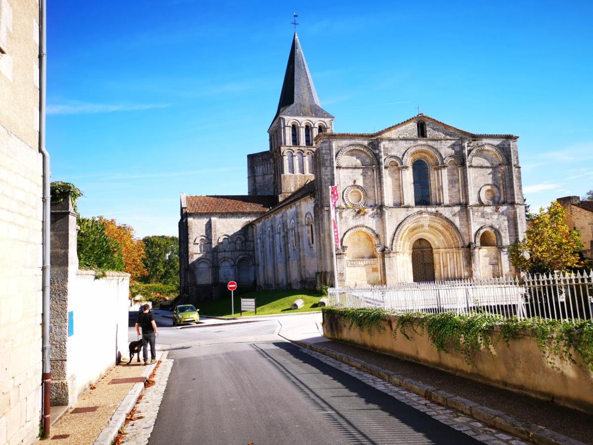 La Maison De Thomas Saint-Amant-de-Boixe Exterior foto