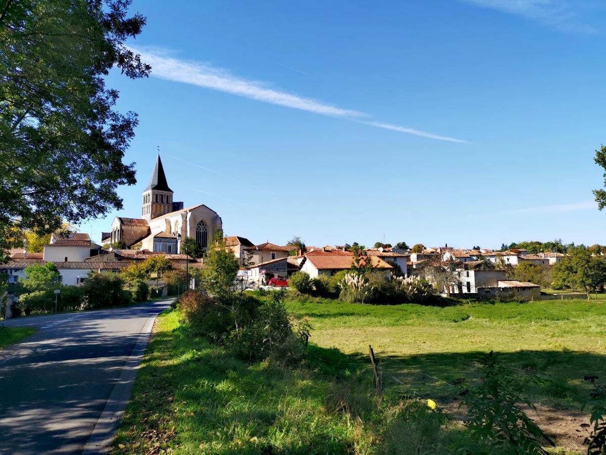 La Maison De Thomas Saint-Amant-de-Boixe Exterior foto